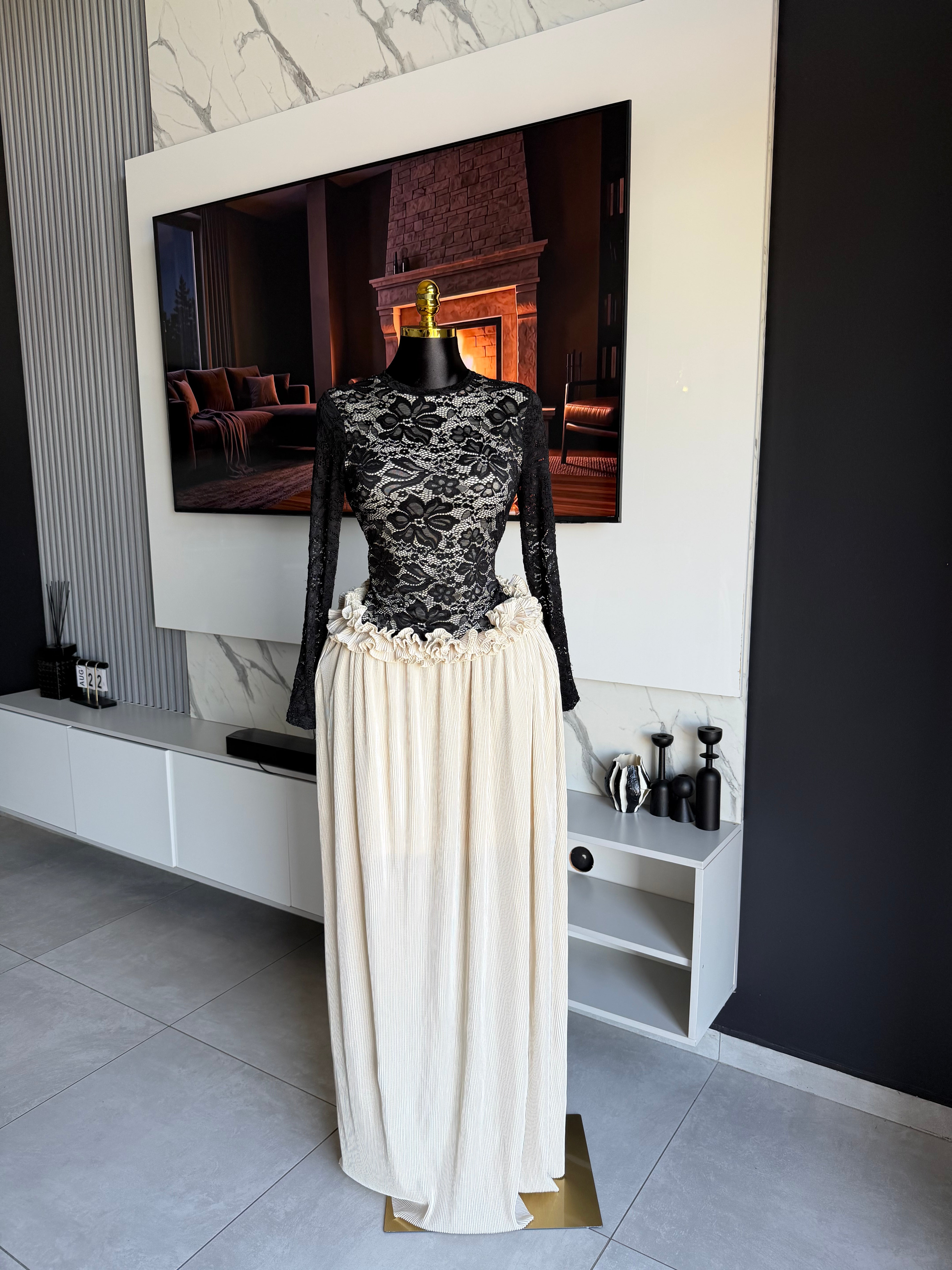 Noir Étoile Lace Pleated Maxi Dress