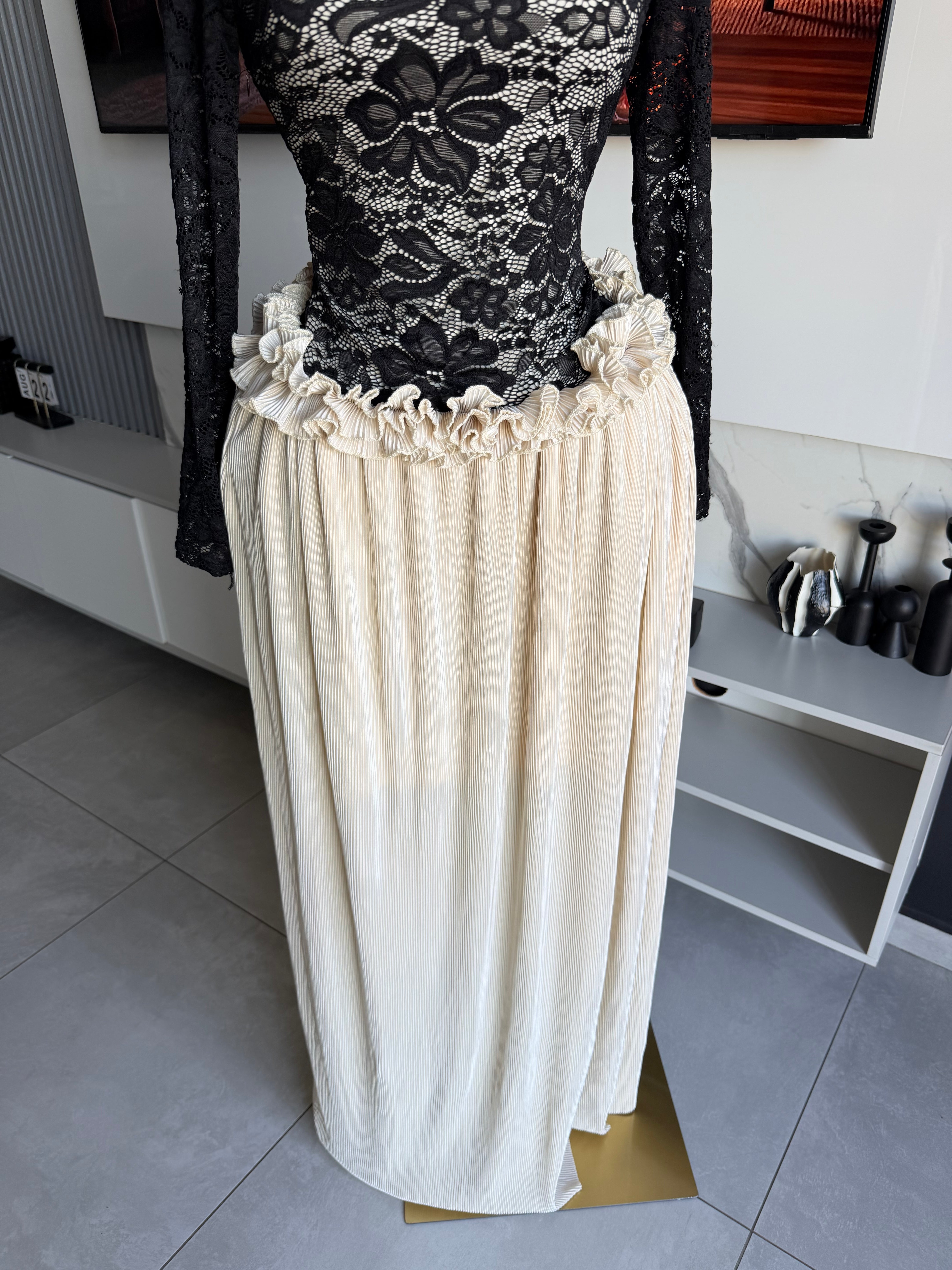 Noir Étoile Lace Pleated Maxi Dress