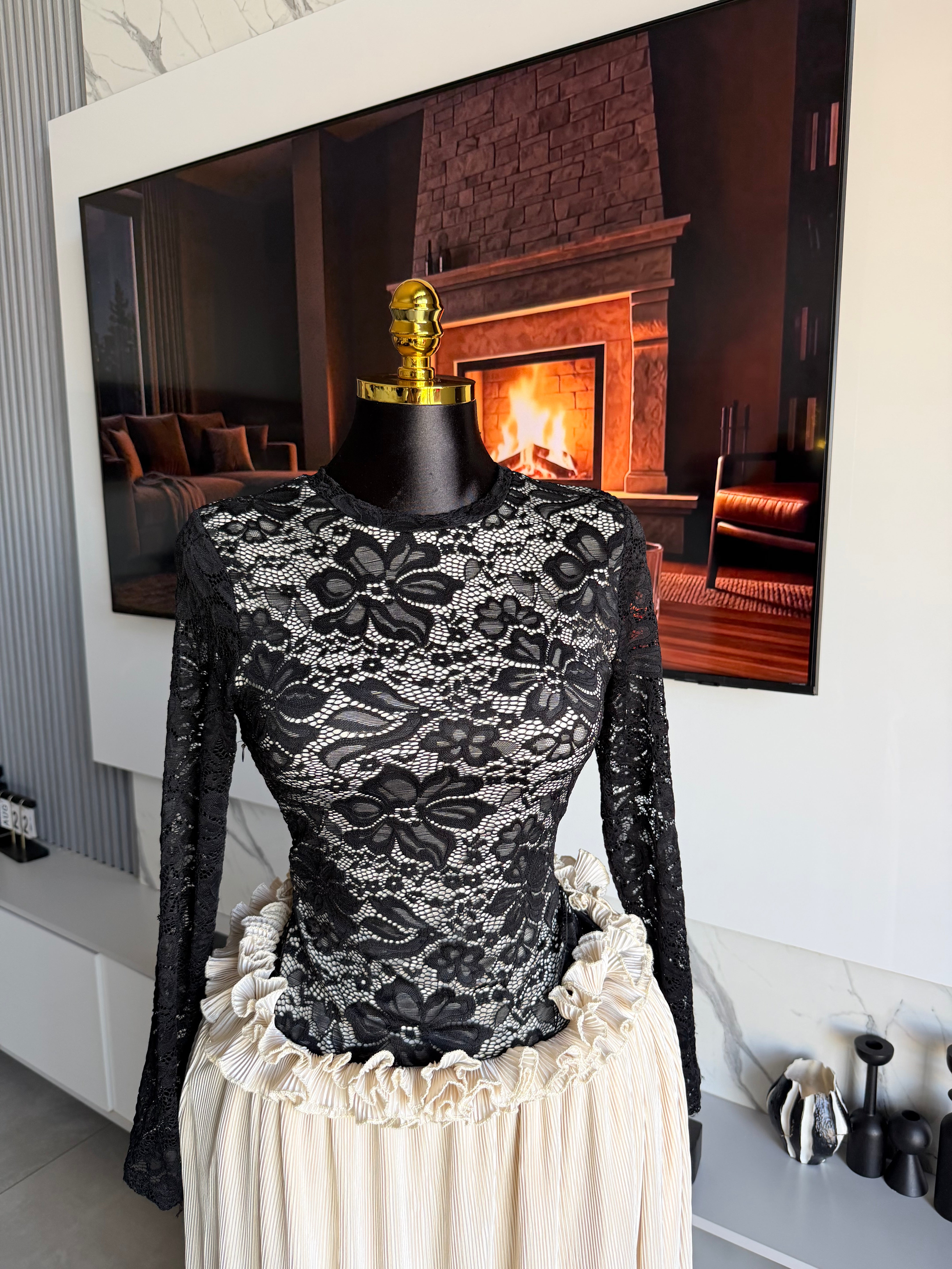 Noir Étoile Lace Pleated Maxi Dress
