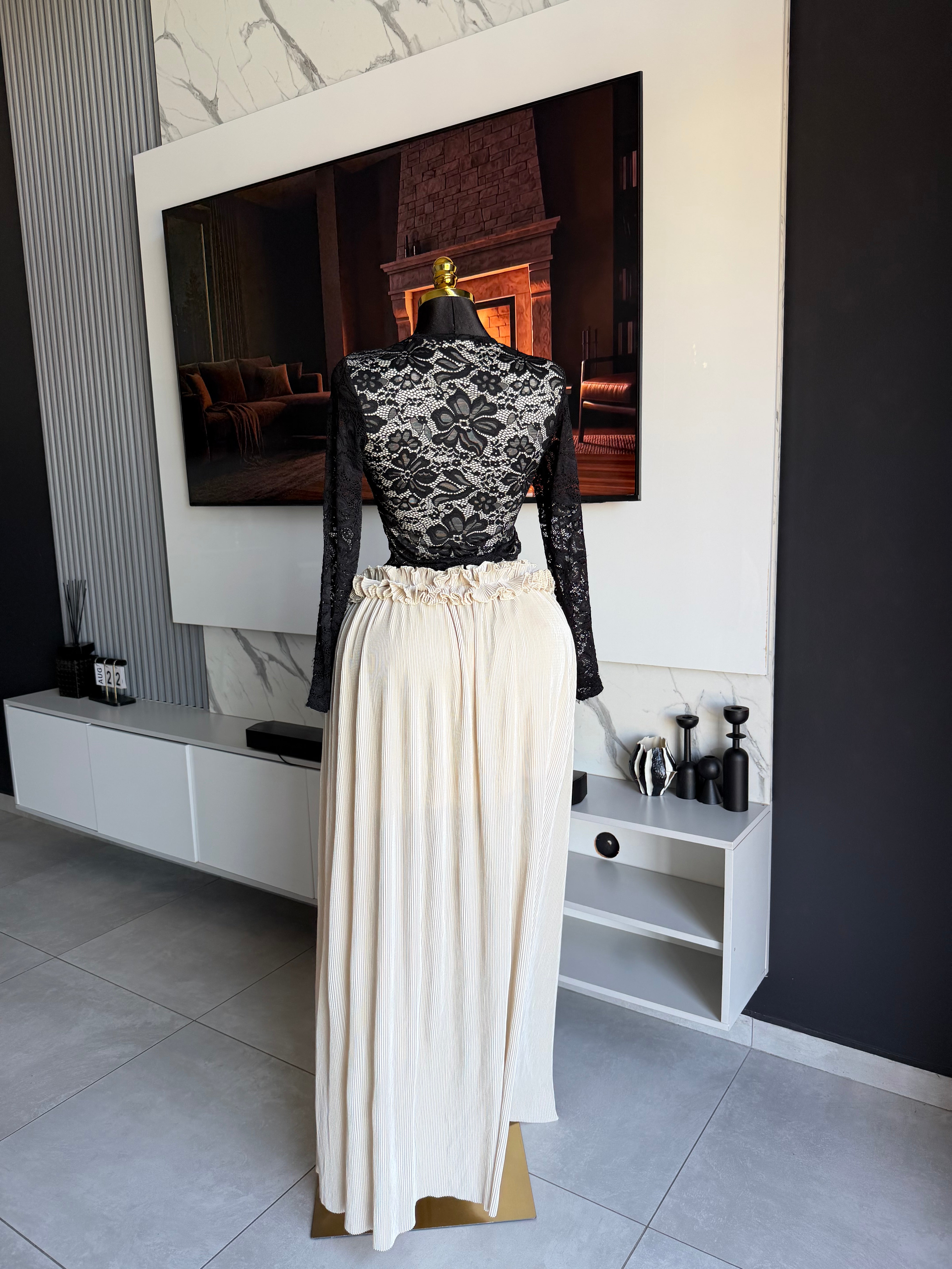 Noir Étoile Lace Pleated Maxi Dress