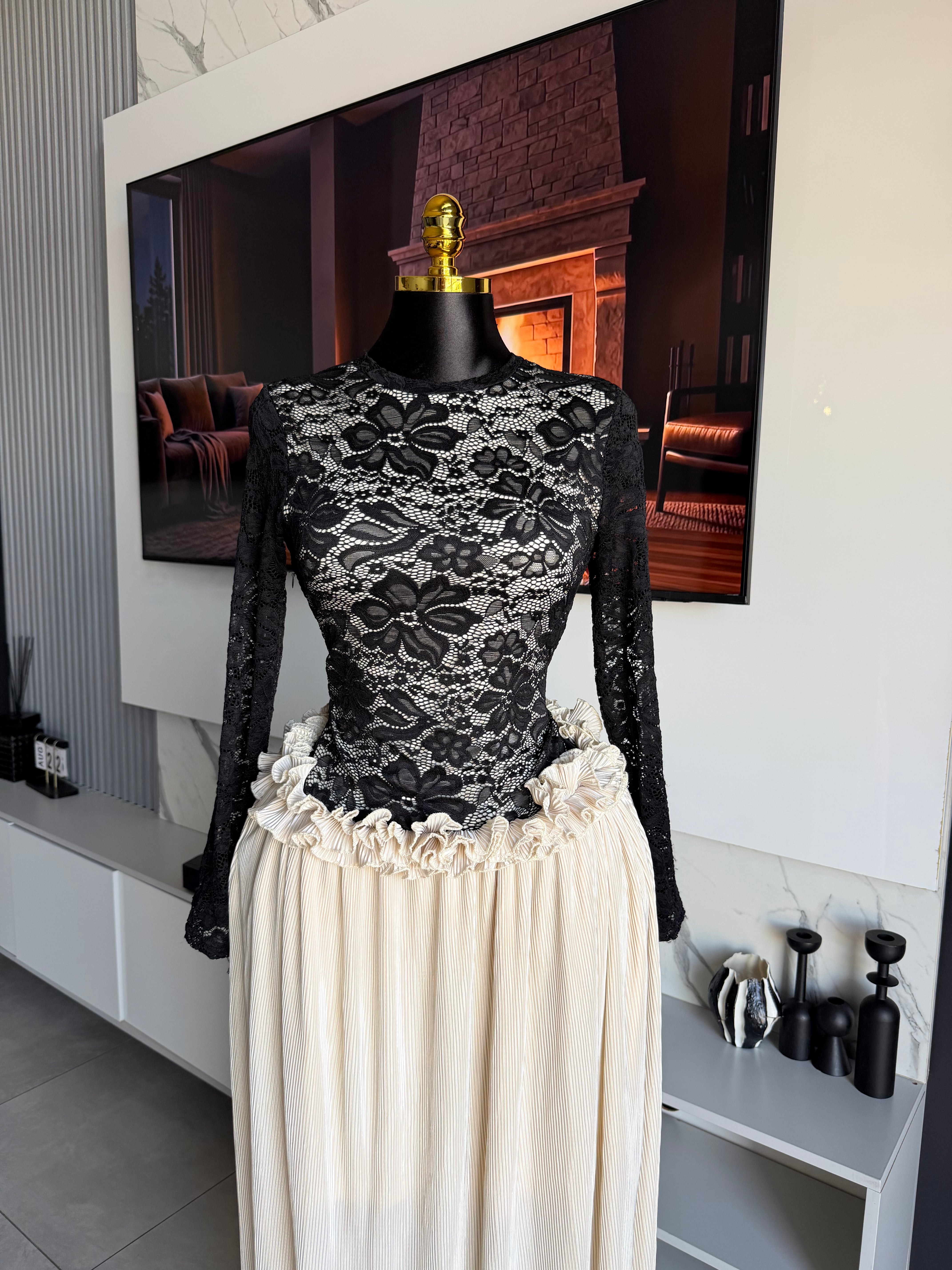Noir Étoile Lace Pleated Maxi Dress