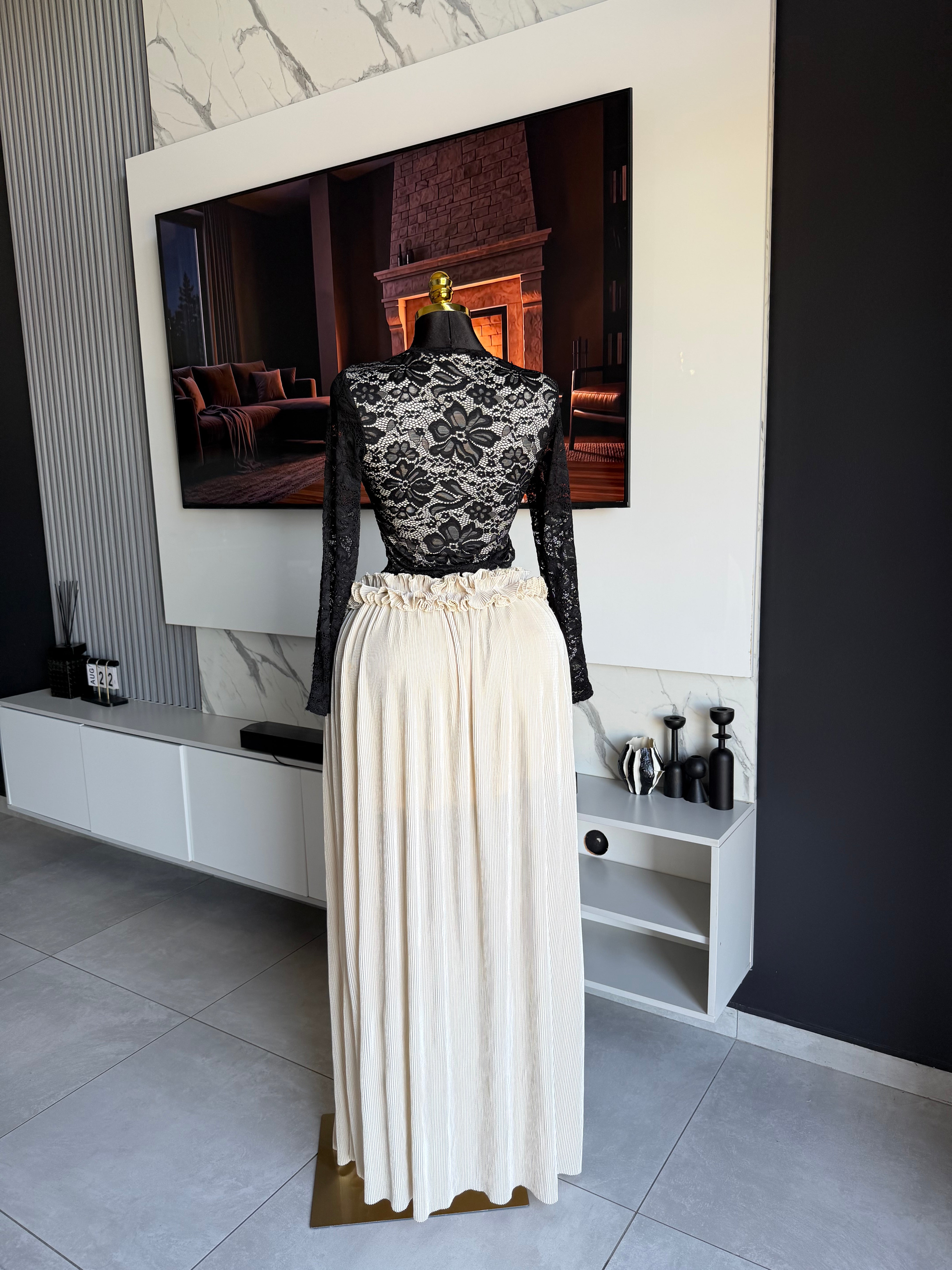 Noir Étoile Lace Pleated Maxi Dress