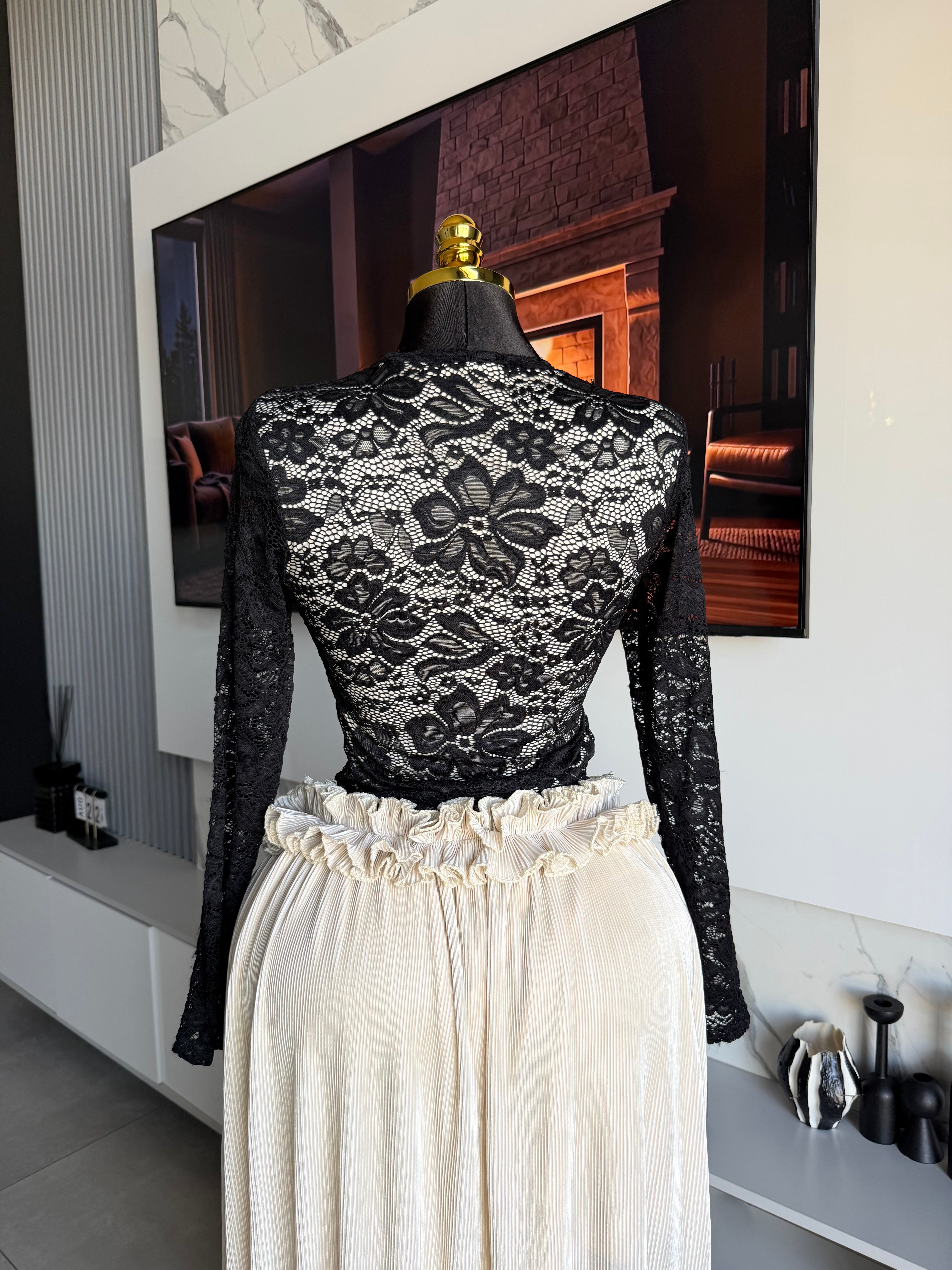 Noir Étoile Lace Pleated Maxi Dress